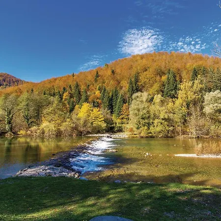 Vakantiehuis 2 Bedroom Cozy In Brod na Kupi